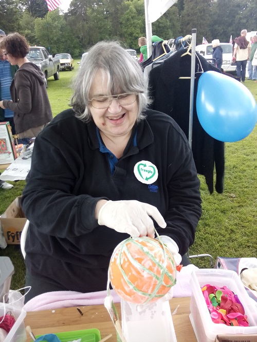 Elaine starts making a decoration